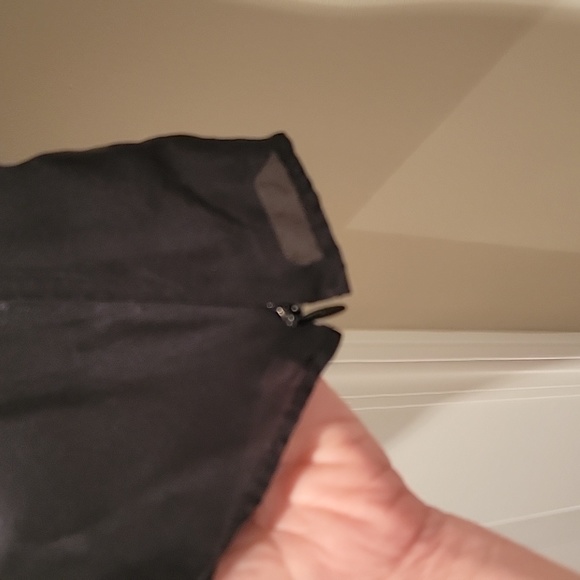 Ann Taylor black silk sleeveless ruffled blouse - Picture 4 of 6